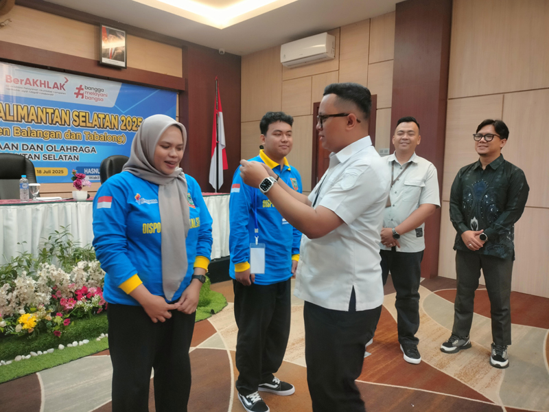 D:\2025\Juli 2025\17 Juli 2025\5\hal 5\Kabid Pengembangan Pemuda Dispora Kalsel, Anugrah mengalungkan.jpg