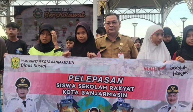 D:\2025\Juli 2025\17 Juli 2025\5\hal 5\Kepala Dinas Sosial Kota Banjarmasin Nuryadi saat mendampingi puluhan anak.jpg