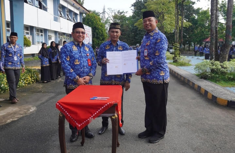 D:\2025\Juli 2025\18 Juli 2025\5\hal 5\Sekda Banjar H M Hilman (kiri) menyaksikan penandatanganan.jpg