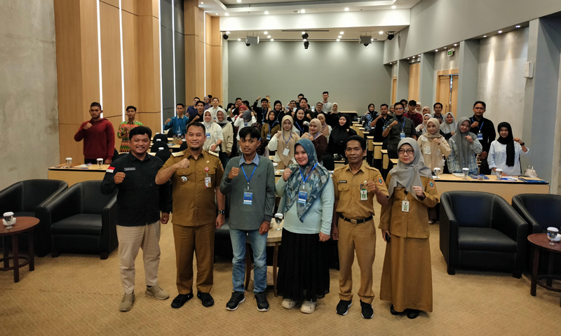 D:\2025\Juli 2025\2 Juli 2025\5\hal 5\Plt Dispora Kalsel M Fitri Hernadi bersama narasumbe - Copy.jpg
