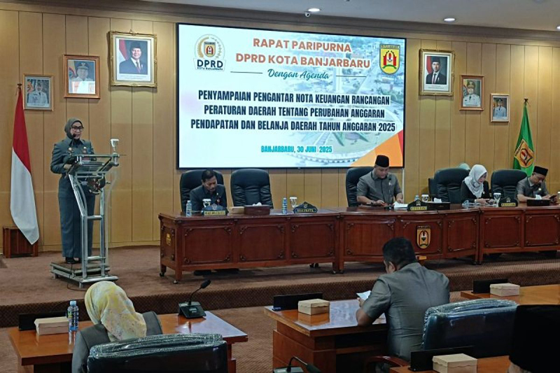 D:\2025\Juli 2025\2 Juli 2025\5\hal 5\Wali Kota Banjarbaru Erna Lisa Halaby saat menyampaikan pidato perdana - Copy.jpg