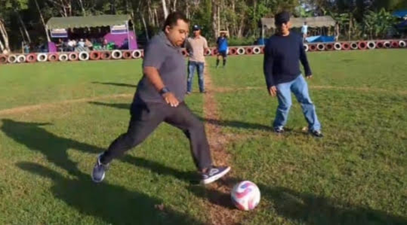 D:\2025\Juli 2025\21 Juli 2025\5\hal 5\Camat Karang Intan Pusaro Riyanto menendang bola.jpg