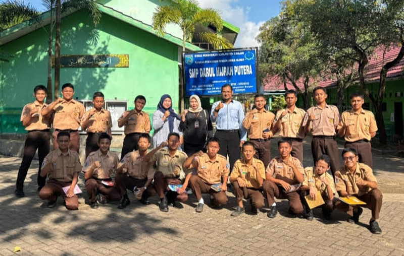 D:\2025\Juli 2025\23 Juli 2025\5\hal 5\Jajaran Disdik Banjar bersama para siswa.jpg