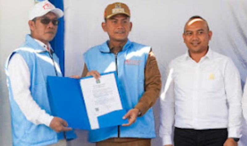 D:\2025\Juli 2025\23 Juli 2025\5\hal 5\Wali Kota Banjarmasin H Muhammad Yamin HR saat menyerahkan dokumen.jpg