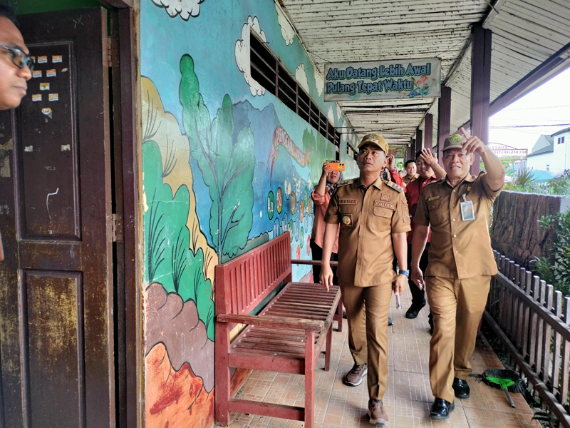 D:\2025\Juli 2025\23 Juli 2025\5\hal 5\Wali Kota HM.Yamin pantau kondisi fisik SDN Sungai Jingah 4.jpg