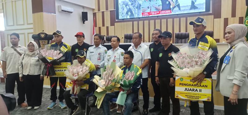 D:\2025\Juli 2025\24 Juli 2025\2\2222\New Folder\Bupati Tapin Serahkan Bonus ke Peraih Medali Porda.jpg