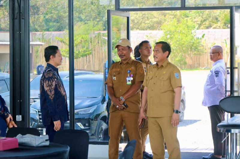 D:\2025\Juli 2025\24 Juli 2025\5\hal 5\Kepala Desa Awang Bangkal Barat Pajrul Ripani (tengah) didampingi Kepala Dinas Komunikas - Copy.jpg