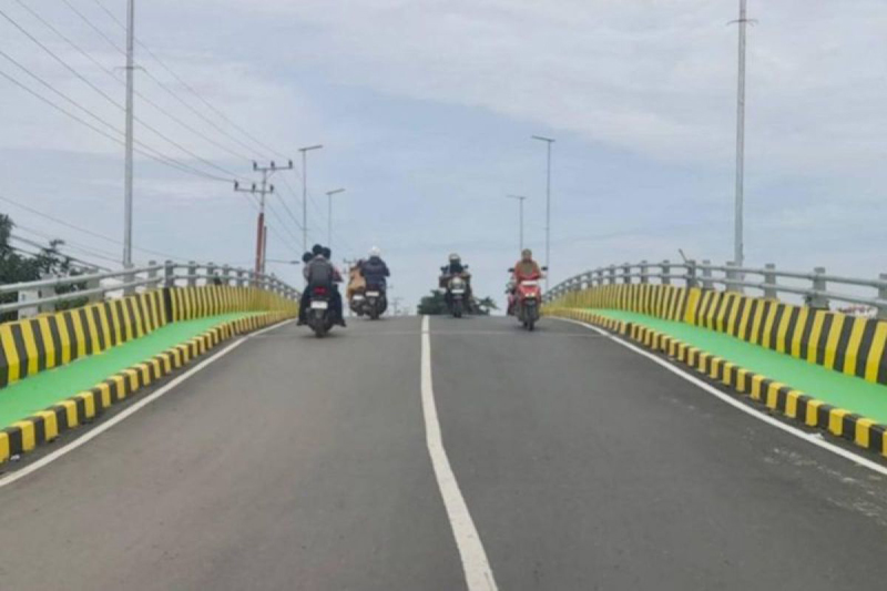 D:\2025\Juli 2025\24 Juli 2025\5\hal 5\Sejumlah pengendara sepeda motor melintasi Jembatan Mantuil 9 - Copy.jpg