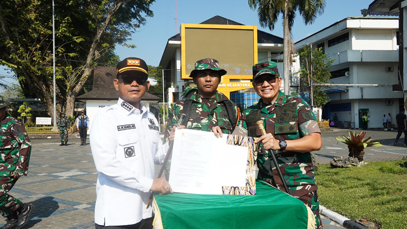 D:\2025\Juli 2025\24 Juli 2025\5\hal 5\Wali kota Banjrmasin Muhammad Yamin bersama Komandan Kodim - Copy.jpg