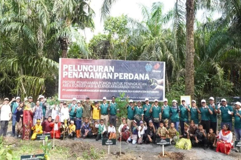 D:\2025\Juli 2025\25 Juli 2025\2\2\New Folder\Kurangi Emisi, DLH Kotabaru Tanam Pohon.jpg