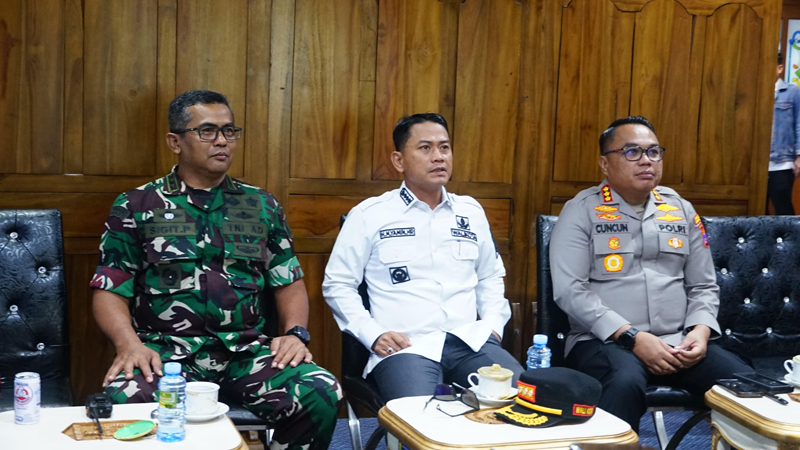 D:\2025\Juli 2025\25 Juli 2025\5\hal 5\Wali Kota Banjarmasin, H. Muhammad Yamin HR didampingi Kapolresta Banjarmasin.jpg