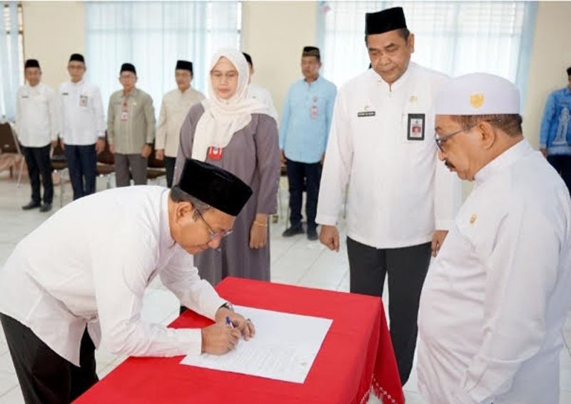 D:\2025\Juli 2025\28 Juli 2025\5\hal 5\HM Hilman menandatangani berita acara.jpg