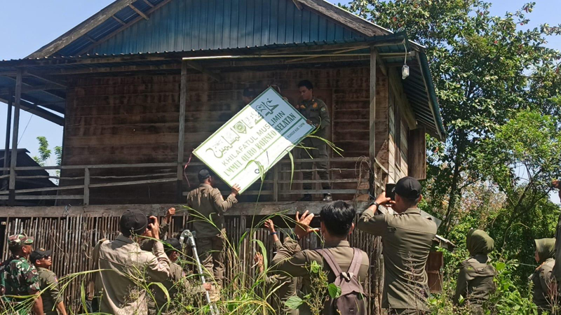 D:\2025\Juli 2025\29 Juli 2025\2\2222\New Folder\Kesbangpol Turunkan Plang Khilafatul Muslimin.jpg