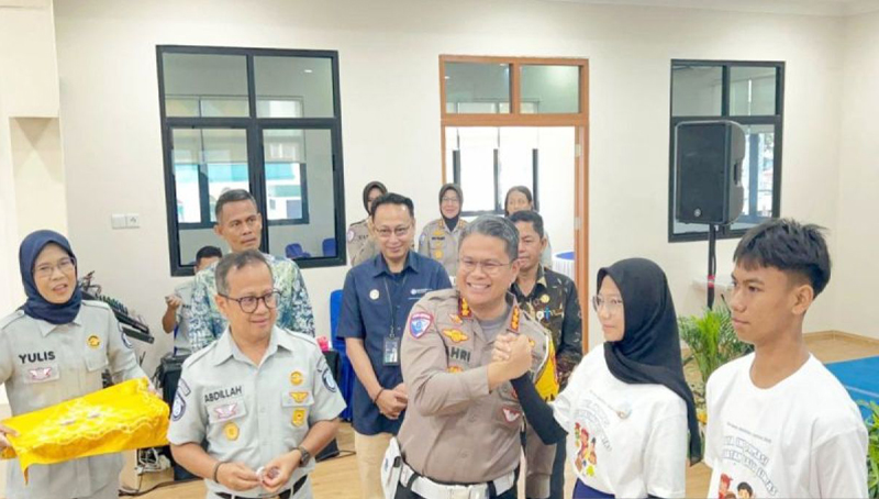 D:\2025\Juli 2025\29 Juli 2025\5\hal 5\Direktur Lalu Lintas Polda Kalsel Kombes Pol Dr Fahri Siregar bersama Anak Duta Informasi.jpg