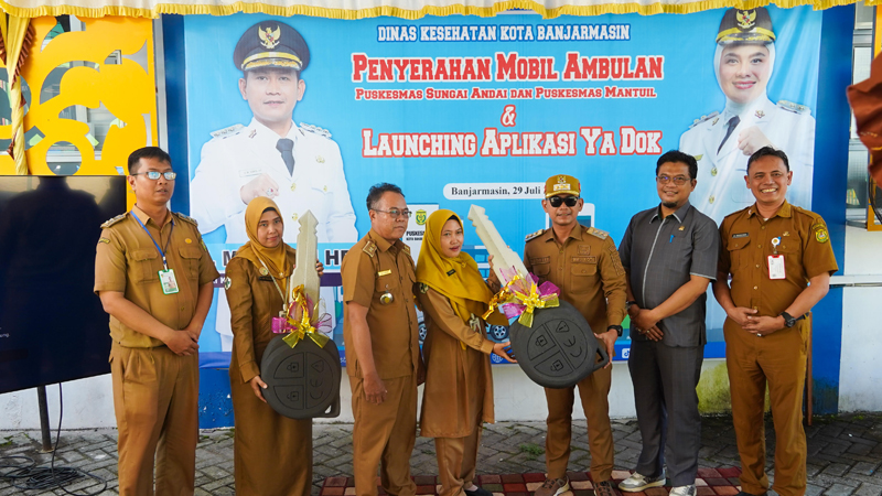 D:\2025\Juli 2025\31 Juli 2025\5\hal 5\Wali Kota Yamin simbolis menyerahkan kunci ambulan.jpg