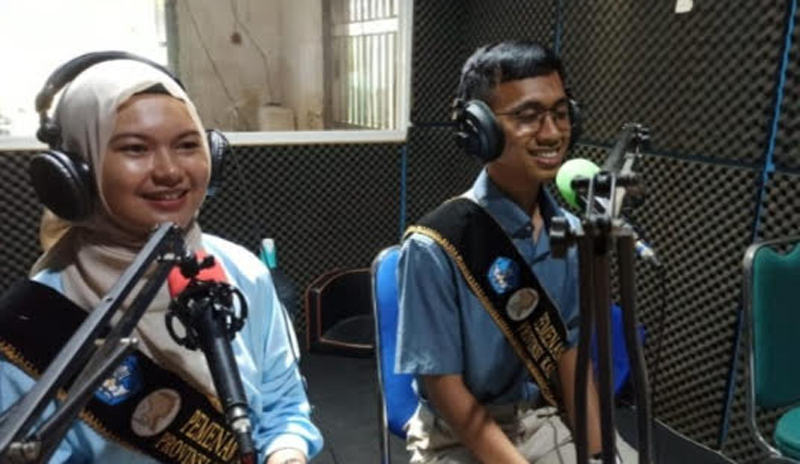 D:\2025\Juli 2025\7 Juli 2025\5\hal 5\Dua orang Duta Bahasa Kalsel saat gelar wicara di Radio Suara Banjar.jpg
