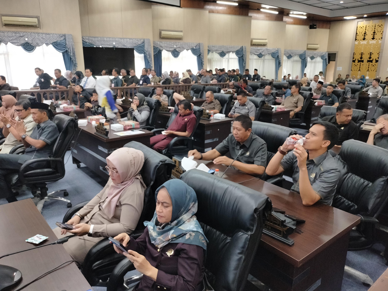 D:\2025\Juli 2025\7 Juli 2025\5\hal 5\SUASANA rapat paripurna dengan agenda penyampaian APBD Perubahan.jpg