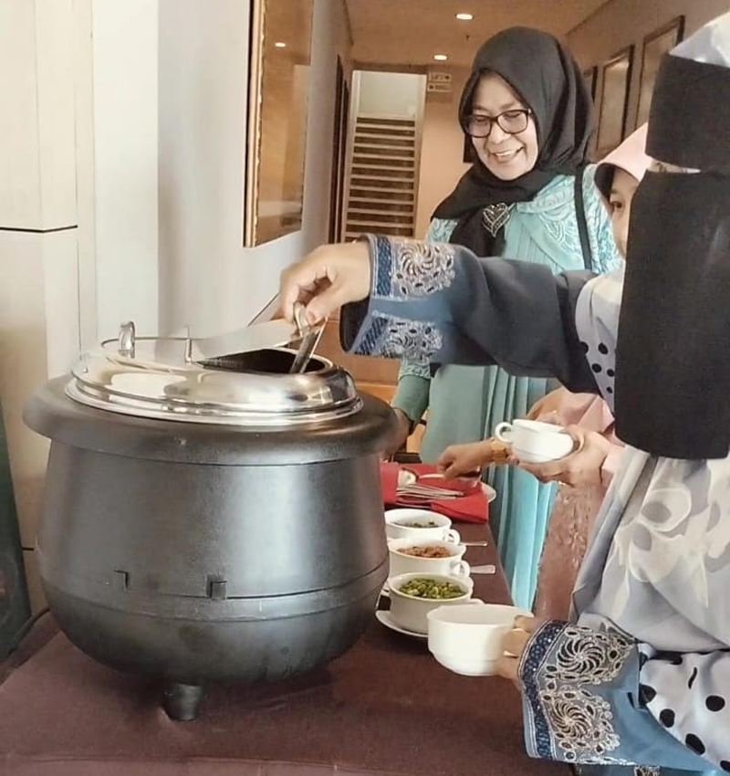 D:\2025\Juli 2025\7 Juli 2025\5\hal 5\Tamu Hotel Montana Syariah mengambil bubur asyura..jpg