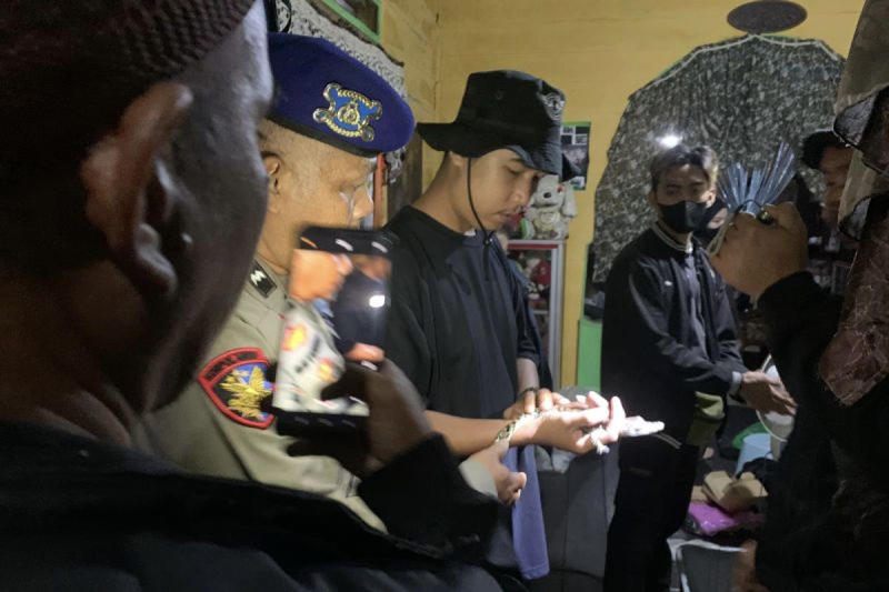 D:\2025\Juli 2025\8 Juli 2025\5\hal 5\Petugas saat mengamankan anak buaya yang ditemukan warga.jpg