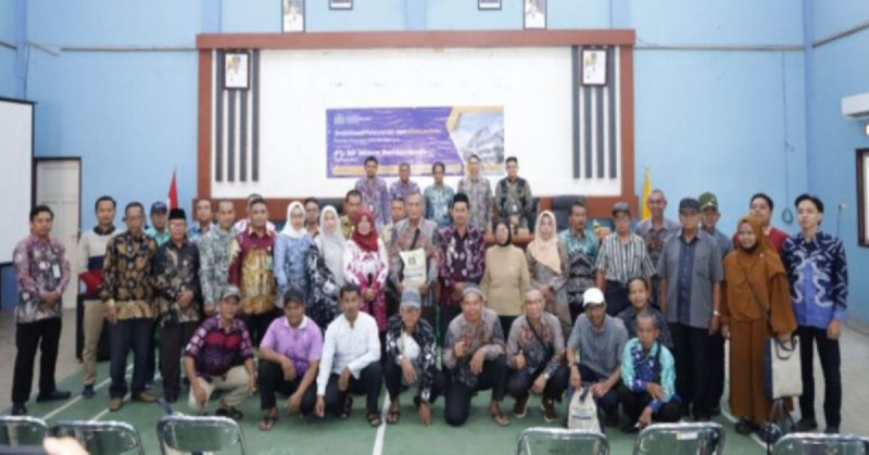 D:\2025\Juli 2025\9 Juli 2025\5\hal 5\Manajemen PT PAM Bandarmasih foto bersama para pelanggan.jpg