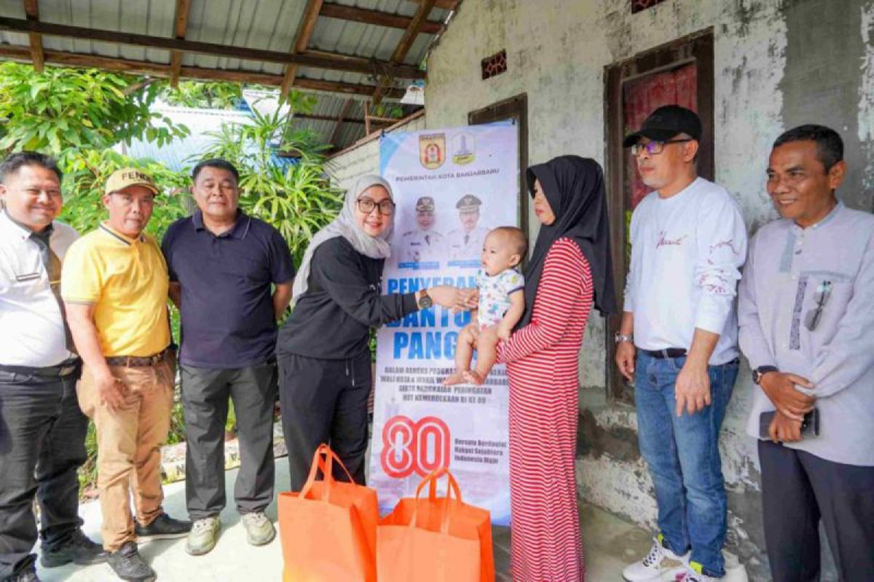 D:\2025\Agustus 2025\11 Agustus 2025\5\hal 5\Wali Kota Banjarbaru Erna Lisa Halaby (empat dari kiri) bersama sejumlah pimpinan.jpg