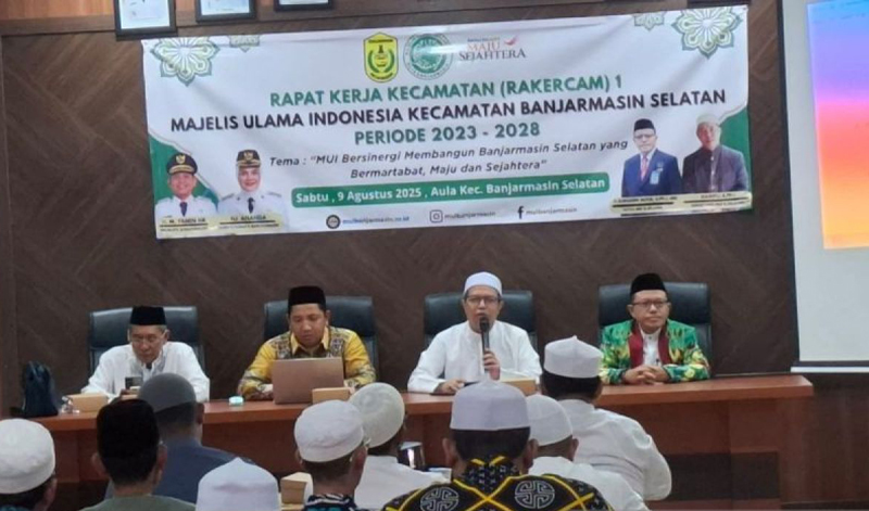 D:\2025\Agustus 2025\12 Agustus 2025\5\hal 5\Ketua MUI Kota Banjarmasin Habib Ali Khaidir Al-Kaff saat memberikan.jpg