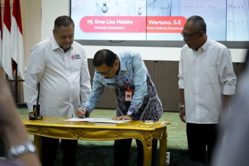 D:\2025\Agustus 2025\12 Agustus 2025\5\hal 5\Wakil Wali Kota Banjarbaru Wartono menandatangani berita acara.jpg
