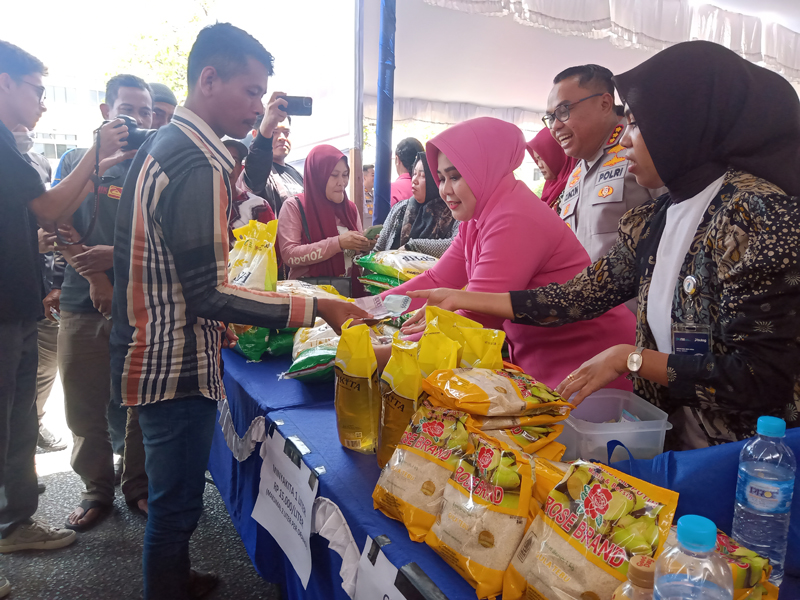 D:\2025\Agustus 2025\15 Agustus 2025\2\Masyarakat Serbu Beras Murah Polresta Banjarmasin.jpg