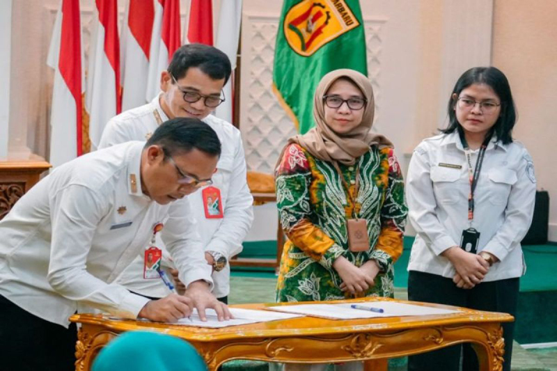 D:\2025\Agustus 2025\15 Agustus 2025\5\hal 5\Penjabat Sekretaris Daerah Kota Banjarbaru Sirajoni menandatangani komitmen.jpg