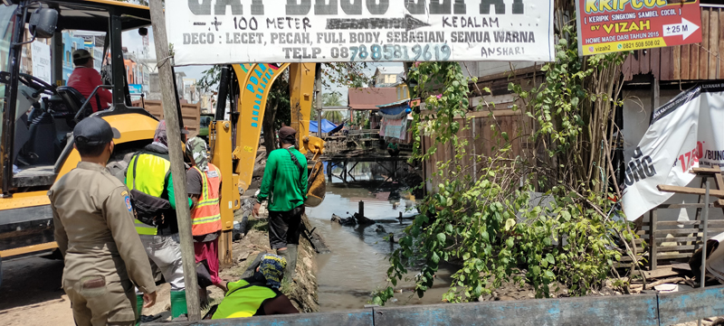 D:\2025\Agustus 2025\15 Agustus 2025\5\hal 5\salah satu upaya pemko mengerahkan alat berat untuk optimalisasi saluran drainase.jpg