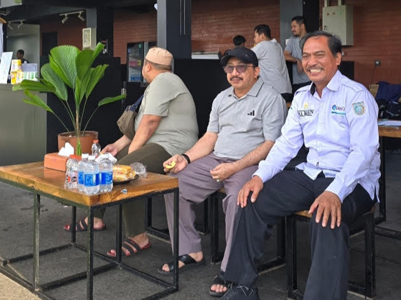 D:\2025\Agustus 2025\15 Agustus 2025\5\hal 5\Wakil Bupati Banjar Habib Idrus Al Habsyi (tengah) dan Kepala DKISP Banjar Aidil Basith.jpg