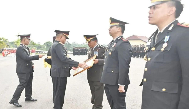 D:\2025\Agustus 2025\19 Agustus 2025\2\222\New Folder\Puluhan Personel Polda Terima Penghargaan.jpg