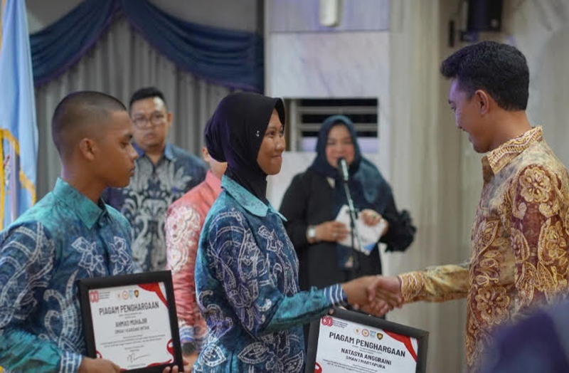 D:\2025\Agustus 2025\19 Agustus 2025\5\hal 5\Bupati Banjar H Saidi Mansyur menyerahkan piagam.jpg