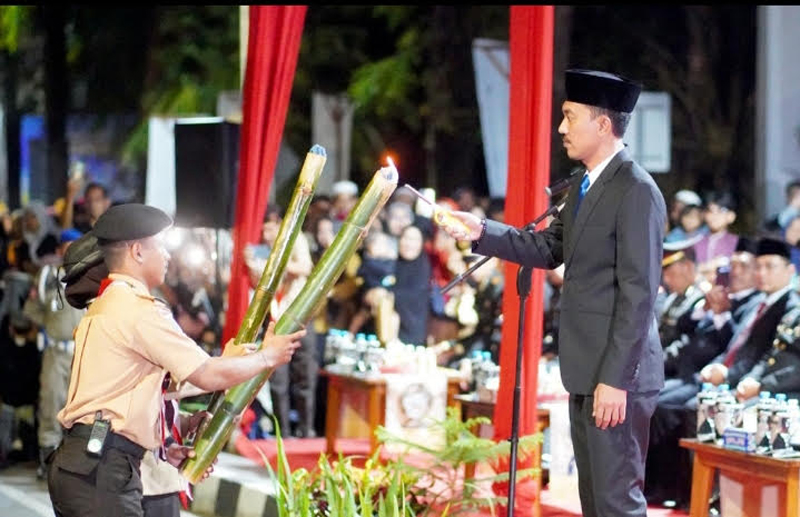 D:\2025\Agustus 2025\19 Agustus 2025\5\hal 5\Bupati Banjar H Saidi Mansyur menyalakan obor.jpg