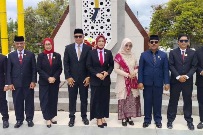 D:\2025\Agustus 2025\19 Agustus 2025\5\hal 5\Ketua dan anggota DPRD Batola foto bersama selepas ziarah di Taman Makam.jpg