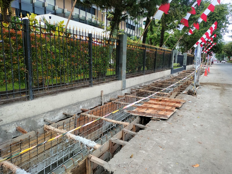 D:\2025\Agustus 2025\19 Agustus 2025\5\hal 5\Pembangunan trotoar di jalan Lambung Mangkurat tanpa pelindung.jpg