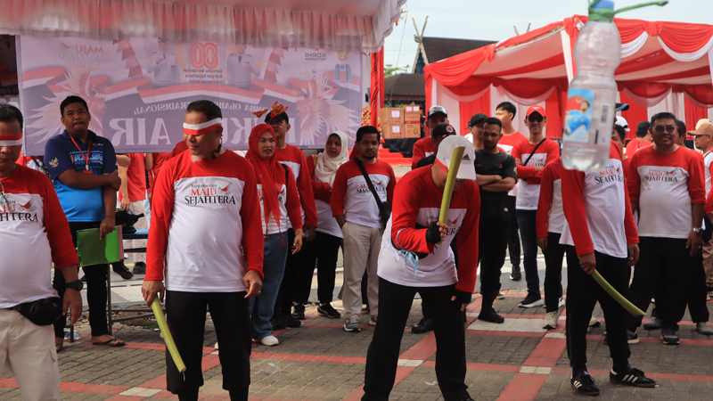D:\2025\Agustus 2025\19 Agustus 2025\5\hal 5\Salah satu permainan tradisional diikuti para ASN untuk memeriahkan.jpg