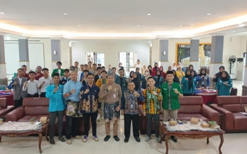 D:\2025\Agustus 2025\20 Agustus 2025\5\hal 5\Kepala Disbudporapar Banjar H Irwan Jaya dan jajarannya.jpg