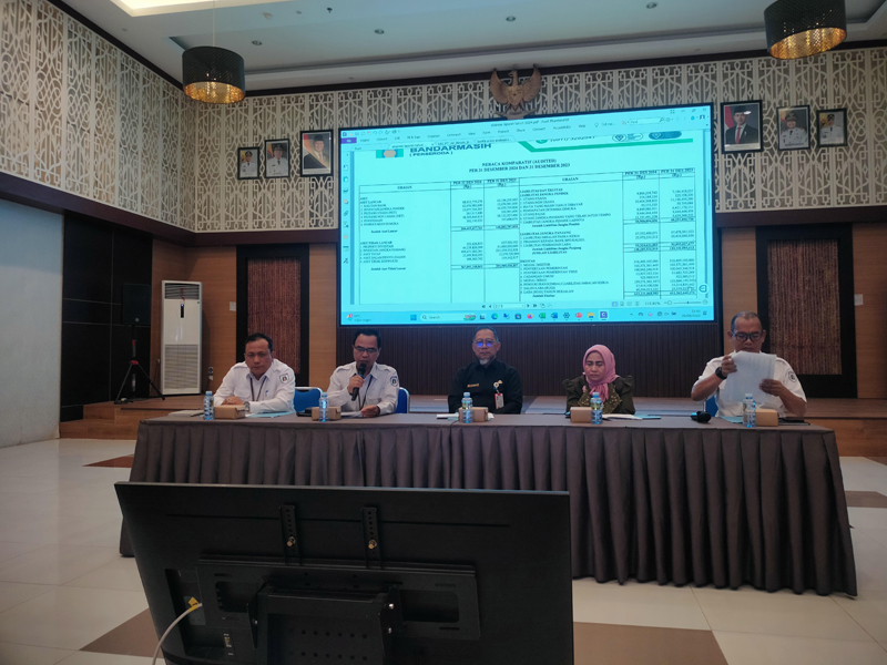 D:\2025\Agustus 2025\21 Agustus 2025\5\hal 5\PLT Dirut PAM Bandarmasih Syahrani saat mengumumkan laporan tahunan 2024.jpg