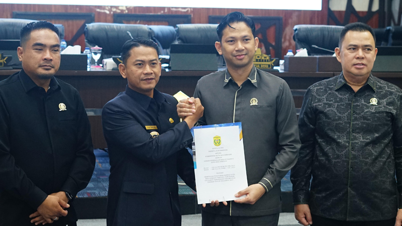 D:\2025\Agustus 2025\21 Agustus 2025\5\hal 5\WALIKOTA HM Yamin HR dan Ketua DPRD Rikval Fachruri serta wakilnya foto bersama.jpg