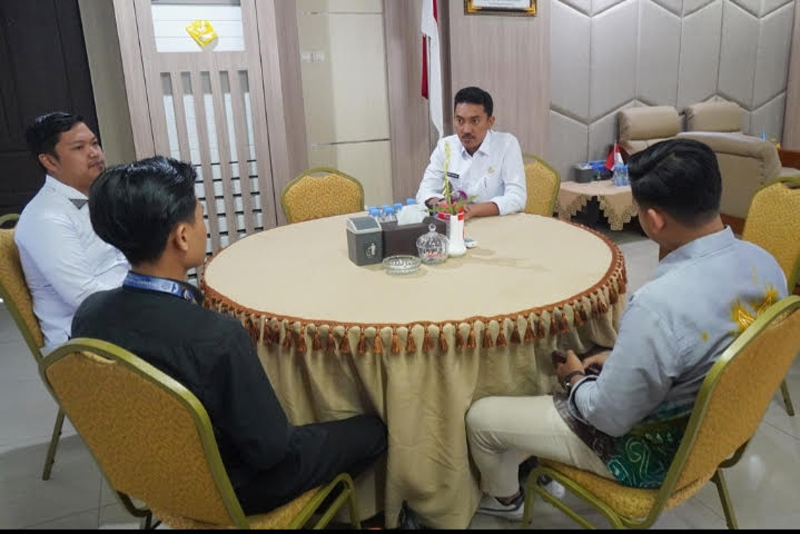 D:\2025\Agustus 2025\22 Agustus 2025\5\hal 5\Bupati Banjar H Saidi Mansyur (tengah) menerima Aliansi BEM.jpg