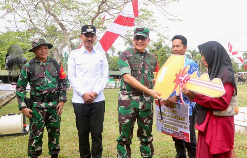 D:\2025\Agustus 2025\22 Agustus 2025\5\hal 5\Danrem 101Antasari Brigjen TNI Ilham Yunus secara simbolis menyerahkan tali asih.jpg
