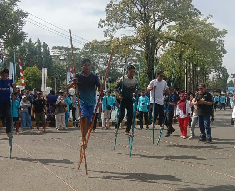 D:\2025\Agustus 2025\24 Agustus 2025\5\hal 5\Para peserta Lomba Enggrang Putra adu balap.jpg