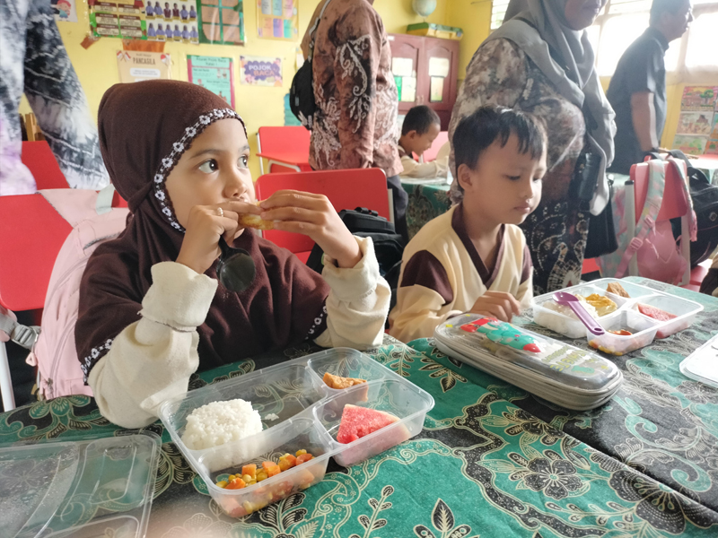 D:\2025\Agustus 2025\25 Agustus 2025\5\hal 5\Anak-anak SD saat menikmati MBG.jpg