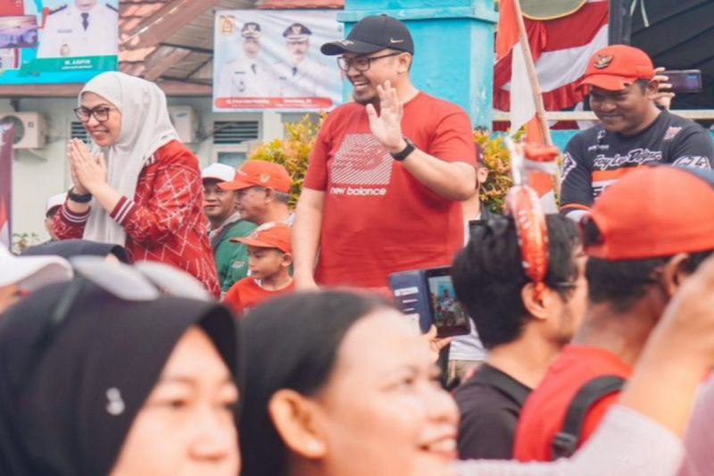 D:\2025\Agustus 2025\25 Agustus 2025\5\hal 5\Wali Kota Banjarbaru Erna Lisa Halaby (kiri) menyapa warga setelah.jpg