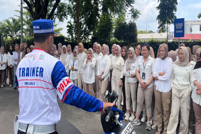 D:\2025\Agustus 2025\27 Agustus 2025\2\Polresta Edukasi Berlalu Lintas Pengendara Wanita.jpg