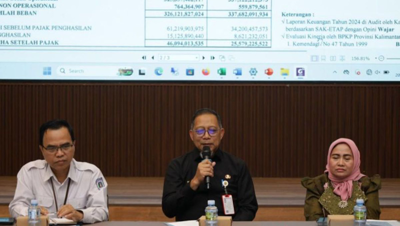 D:\2025\Agustus 2025\27 Agustus 2025\5\hal 5\Pelaksana Tugas Komisaris Utama PAM Bandarmasih Edy Wibowo (tengah).jpg