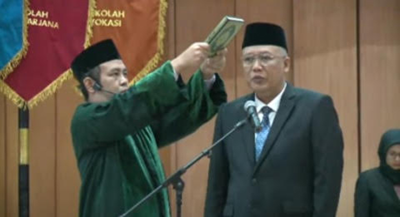 D:\2025\Agustus 2025\28 Agustus 2025\5\hal 5\rof. Dr. Ali Muktiyanto, S.E., M.Si, saatbdiambil sumpah jabatan Rektor UT.jpg