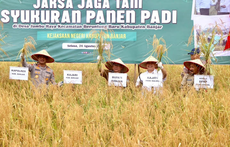 D:\2025\Agustus 2025\29 Agustus 2025\5\hal 5\Pj Sekda Banjar Ikhwansyah (tengah) bersama Forkopimda Banjar.jpg