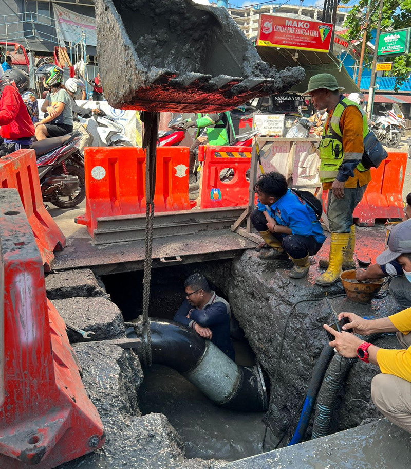 D:\2025\Agustus 2025\29 Agustus 2025\5\hal 5\TIM lapangan PAM Bandarmasih saat melakukn perbaikan.jpg